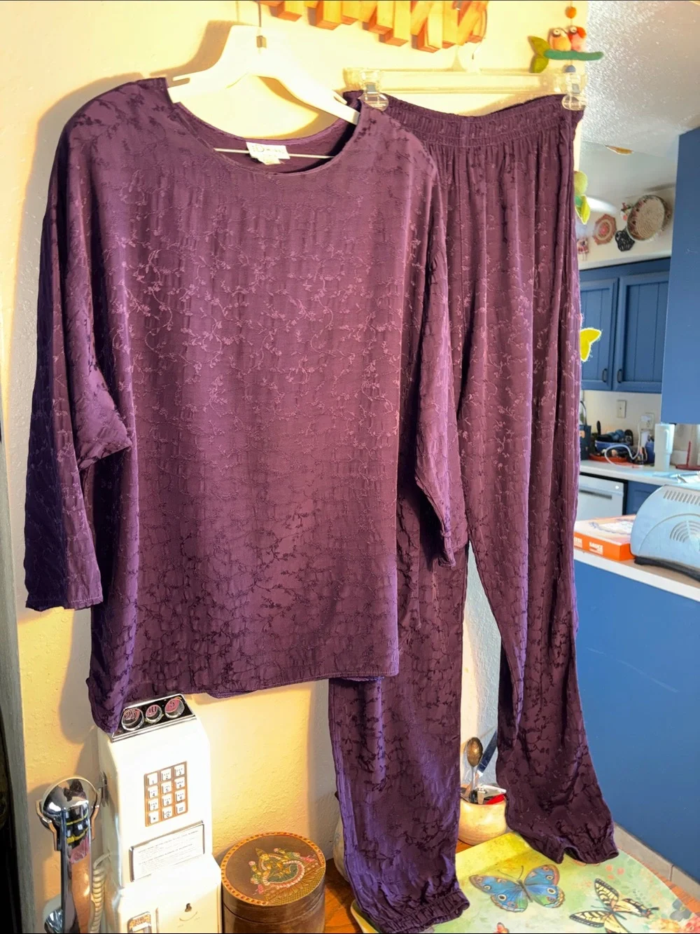 EUC VINTAGE two-piece matching set from the brand ID 4 U, featuring a long-sleev